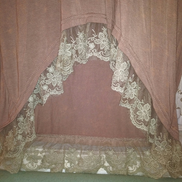 POL Distressed Pinkish Tan Tunic with Lace - Picture 4 of 10